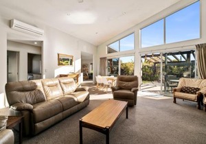 Hikuwai Family Retreat - Albert Town Holiday Home