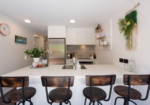 Hillside Villa 1 – Modern 2BR Walk to Town & A/C