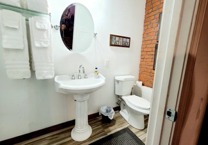 Historic Downtown Hardwood Apartment 2 Minute Walk to French Quarter -3B