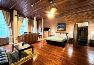 Historic Downtown Hardwood Apartment 2 Minute Walk to French Quarter -3B