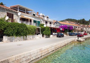 Holiday apartment with a sea view and terrace only 50 m from the beach