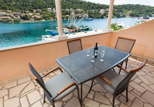 Holiday apartment with a sea view and terrace only 50 m from the beach