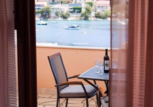 Holiday apartment with a sea view and terrace only 50 m from the beach