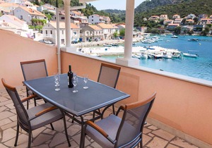 Holiday apartment with a sea view and terrace only 50 m from the beach