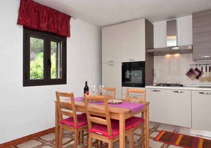 Holiday apartment with terrace near the sea