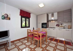 Holiday apartment with terrace near the sea