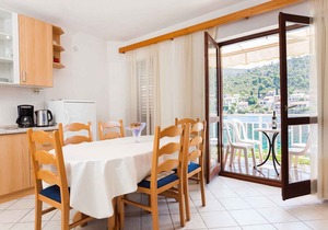 Holiday apartment with sea view and balcony only 50 m from the beach