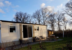Holiday chalet near the canals of Giethoorn (Dutch Venice) and National Park Weerribben - Wieden, beautiful nature and many animals such as the otter, kingfisher, roe deer, fox, buzzard, hawk and many others. Particularly loved by walkers, cyclists, bi...