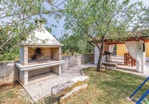 Holiday Home Barban with Fireplace I
