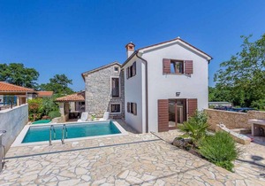 Holiday home with pool