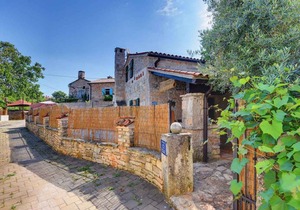 Holiday home with outdoor swimming pool