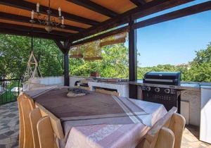 Holiday home with outdoor swimming pool