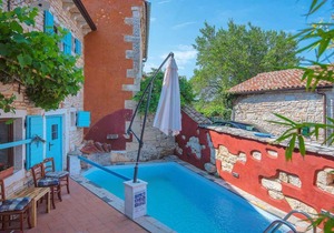 Holiday home with outdoor swimming pool