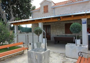 Holiday house Niksi - with pool: Skrip, Island Brac