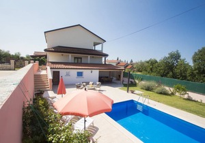 Holiday house with private pool for 6 persons approx. 120 m² in Burici, Istria (Interior of Istria)