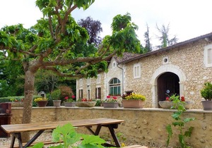 Homerez - House for 4 ppl. with shared pool and spa at Saint-Front-de-Pradoux