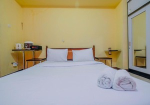 Homey Studio Apartment with Pool View at Bogor Valley By Travelio