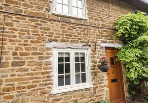 HOOKY COTTAGE, character holiday cottage in Hook Norton