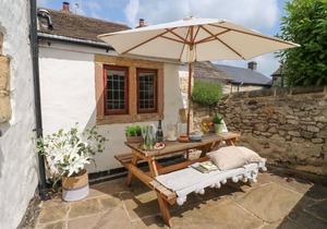 HOPE COTTAGE, pet friendly, with open fire in Youlgreave