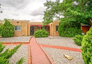 Hot Tub, 1bd/1ba, Nob Hill Home, King bed, W/D