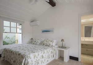 House 6 suites on the edge of Ferradura beach