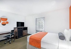 Howard Johnson by Wyndham Quincy/ Boston
