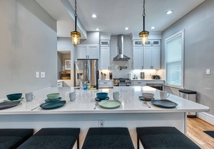 HUGE 5 Bedroom Beautiful Historic Renovated Home Shaw- Great for Families/Groups