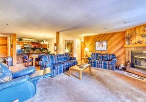 Ideally located condo with pool, hot tubs & sauna - walk to lifts & Main Street