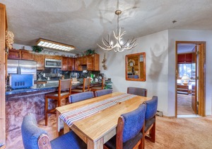Ideally located condo with pool, hot tubs & sauna - walk to lifts & Main Street