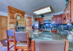 Ideally located condo with pool, hot tubs & sauna - walk to lifts & Main Street