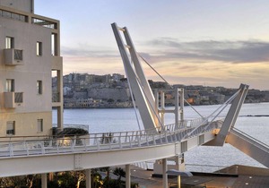Idyllic Apartment steps from the Promenade