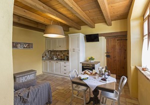 Il Girasole, app in a typical villa with swimming pool 7 km from the sea, Senigallia, Marche
