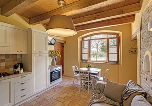 Il Girasole, app in a typical villa with swimming pool 7 km from the sea, Senigallia, Marche