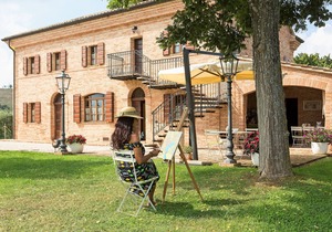 Il Girasole, app in a typical villa with swimming pool 7 km from the sea, Senigallia, Marche