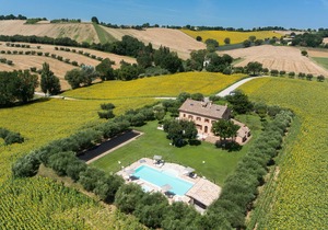 Il Girasole, app in a typical villa with swimming pool 7 km from the sea, Senigallia, Marche