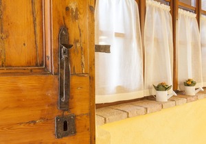 Il Girasole, app in a typical villa with swimming pool 7 km from the sea, Senigallia, Marche