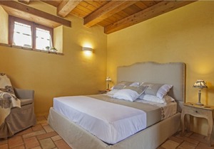 Il Girasole, app in a typical villa with swimming pool 7 km from the sea, Senigallia, Marche