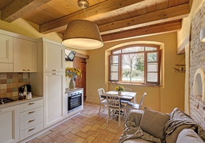 Il Girasole, app in a typical villa with swimming pool 7 km from the sea, Senigallia, Marche