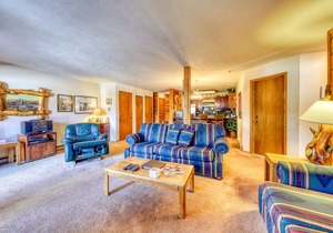 In-town condo with ideal walk-to-lifts location, pool, hot tubs & sauna