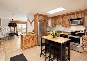 Incredible views in open 2 bedroom condo in Aspen Core! Walk to Gondola.