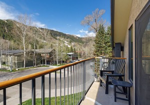 Incredible views in open 2 bedroom condo in Aspen Core! Walk to Gondola.