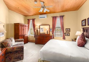 Independence Square 308, Top Floor Hotel Room with Ideal Downtown Location