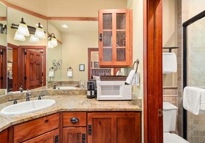 Independence Square 308, Top Floor Hotel Room with Ideal Downtown Location