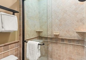 Independence Square 308, Top Floor Hotel Room with Ideal Downtown Location