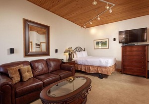 Independence Square Unit 306, Hotel Room with Large Sitting Area & Wet Bar