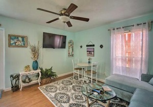 Indialantic Apt with Bikes - 1 Mi to Melbourne Beach