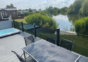 Indulgence Lakeside Lodge i3 with hot tub, private fishing peg situated at Tattershall Lakes Country Park