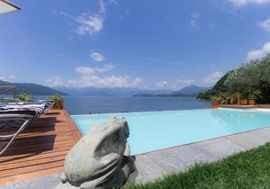 Ispra Villa Sleeps 8 Pool Air Con WiFi