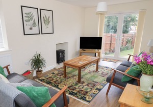 IVANHOE LODGE, pet friendly, with a garden in Ashby-De-La-Zouch