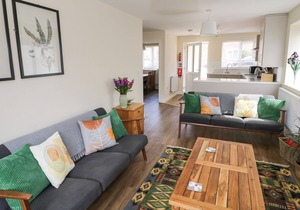 IVANHOE LODGE, pet friendly, with a garden in Ashby-De-La-Zouch
